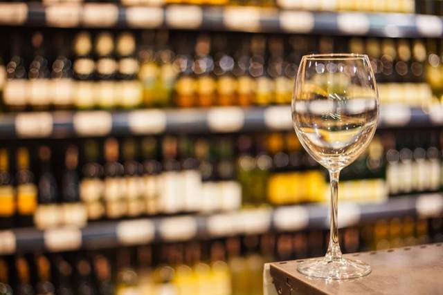 2021年起深圳酒商销售酒饮需出示特定标识，食品销售新规引发行业关注